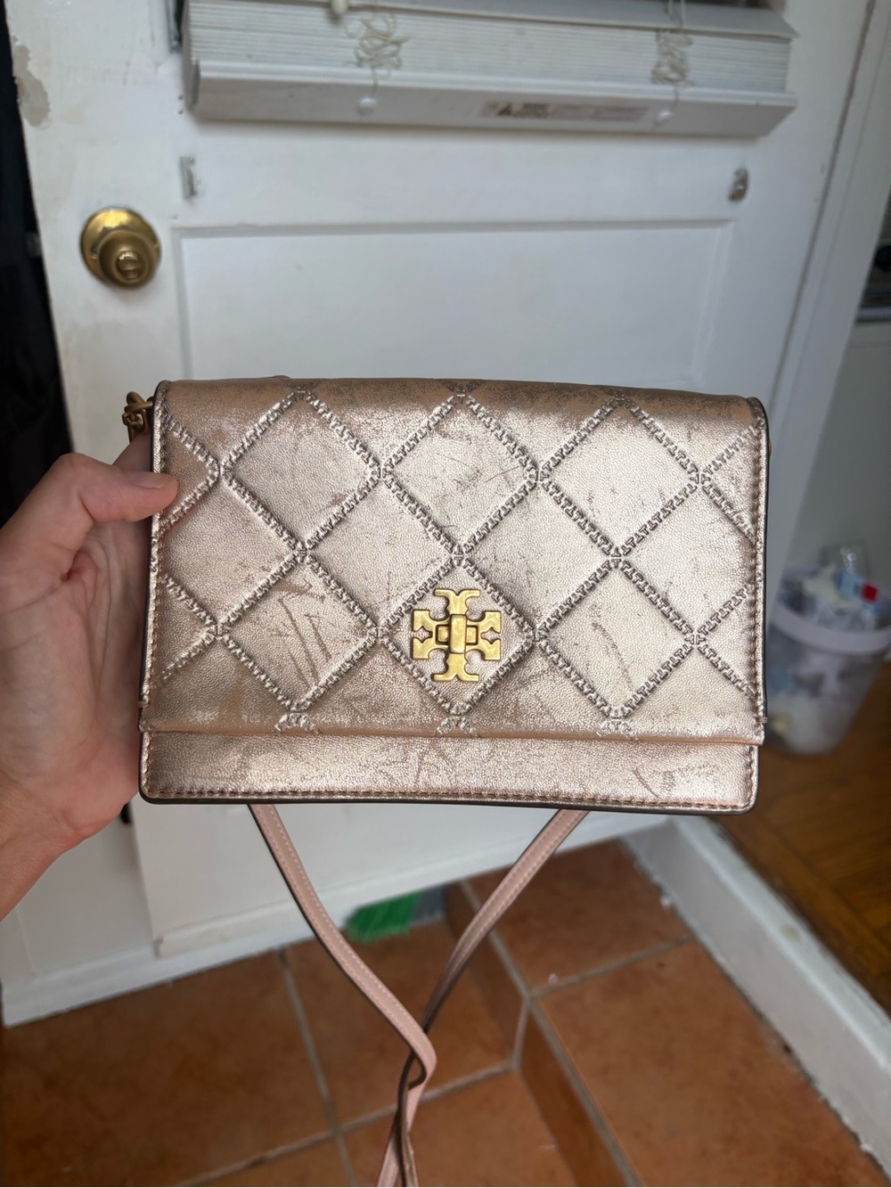Tory Burch small Metallic Rose gold Crossbody bag with Gold-Tone Logo - used - Picture 3 of 7